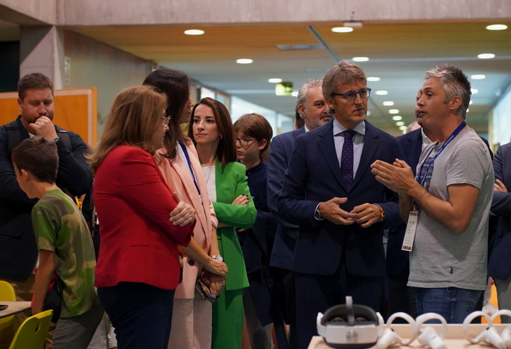 Los consejeros de Economía, Hacienda y Administración Digital y de Educación inauguraron hoy la feria Edutech RM, en la que participaron cerca de 3.000 alumnos de la Región