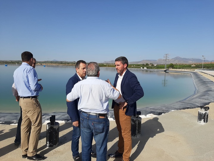 Antonio Luengo durante la visita al nuevo embalse de la Comunidad de Regantes La Santa Cruz, en Abanilla