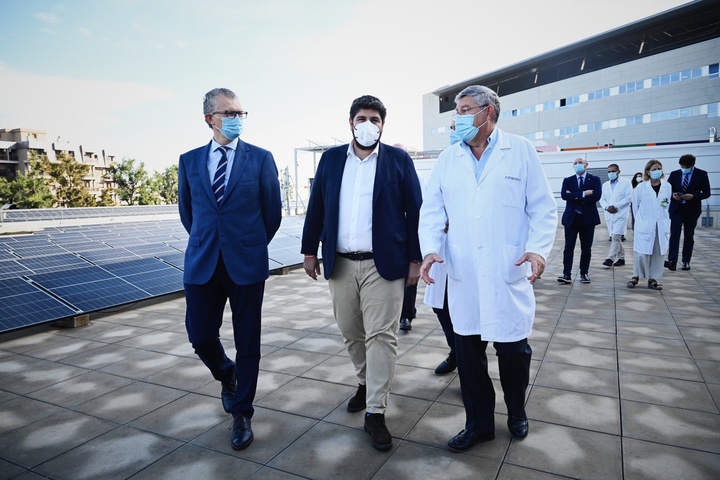 López Miras visita instalaciones de eficiencia energética del Hospital Reina Sofía (3)