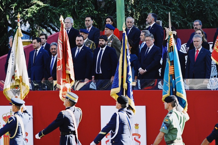 El presidente de la Comunidad, Fernando López Miras, asiste al desfile con motivo del Día de la Fiesta Nacional, presidido por SS.MM. los Reyes de España (3)