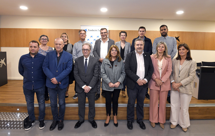 Imagen de la firma del convenio entre la Consejería de Educación y Fundación La Caixa