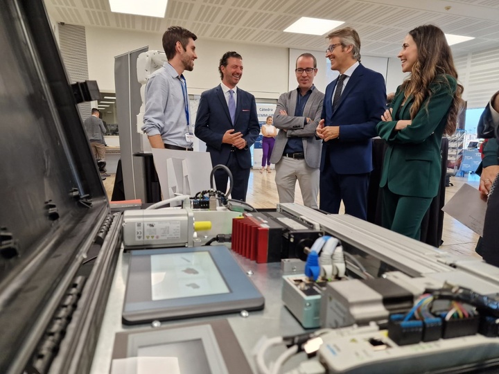 Imagen de la visita a la exposición de la Jornada Robótica y Digitalización'22
