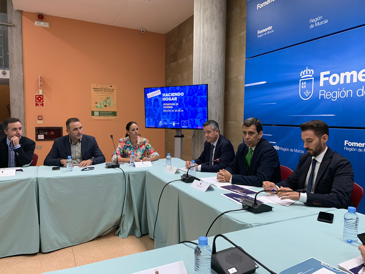 El consejero de Fomento e Infraestructuras, José Ramón Díez de Revenga, acompañado por el secretario general de la Consejería, Enrique Ujaldón, y el director de Vivienda, José Francisco Lajara, durante la presentación del avance de `Haciendo Hogar´ a los ayuntamientos de la Región de Murcia