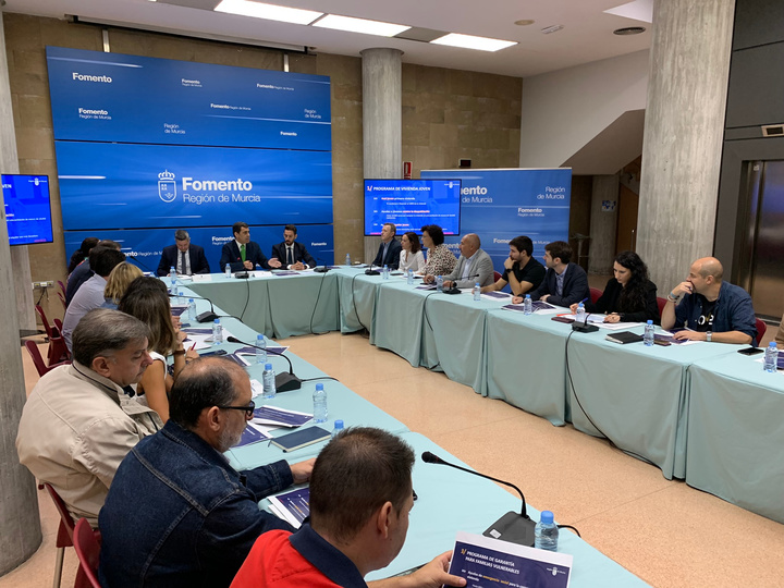 El consejero de Fomento e Infraestructuras, José Ramón Díez de Revenga, acompañado por el secretario general de la Consejería, Enrique Ujaldón, y el director de Vivienda, José Francisco Lajara, durante la presentación del avance de `Haciendo Hogar´ a los ayuntamientos de la Región de Murcia (1)