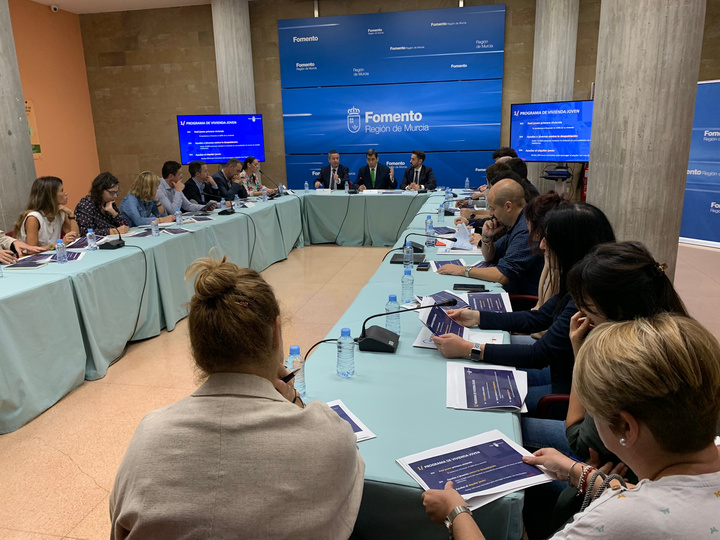 El consejero de Fomento e Infraestructuras, José Ramón Díez de Revenga, acompañado por el secretario general de la Consejería, Enrique Ujaldón, y el director de Vivienda, José Francisco Lajara, durante la presentación del avance de `Haciendo Hogar´ a los ayuntamientos de la Región de Murcia (2)