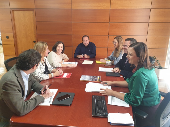 El director general de Autónomos, Trabajo y Economía Social, Antonio Pasqual del Riquelme, se reunió con la jefa provincial de Tráfico, Virginia Jerez, para tratar la implantación del sello de movilidad.