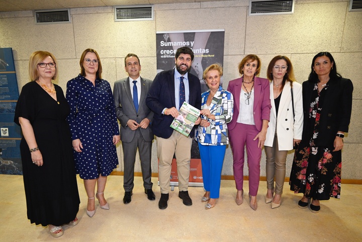 El presidente de la Comunidad clausuró hoy la Jornada 'Sumamos y crecemos juntas' (3)