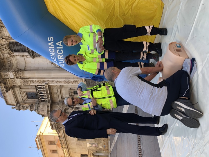 El consejero de Salud, Juan José Pedreño, visitó la carpa informativa instalada en la Plaza Belluga de Murcia con motivo del Día Europeo de Concienciación del Paro Cardíaco (2)