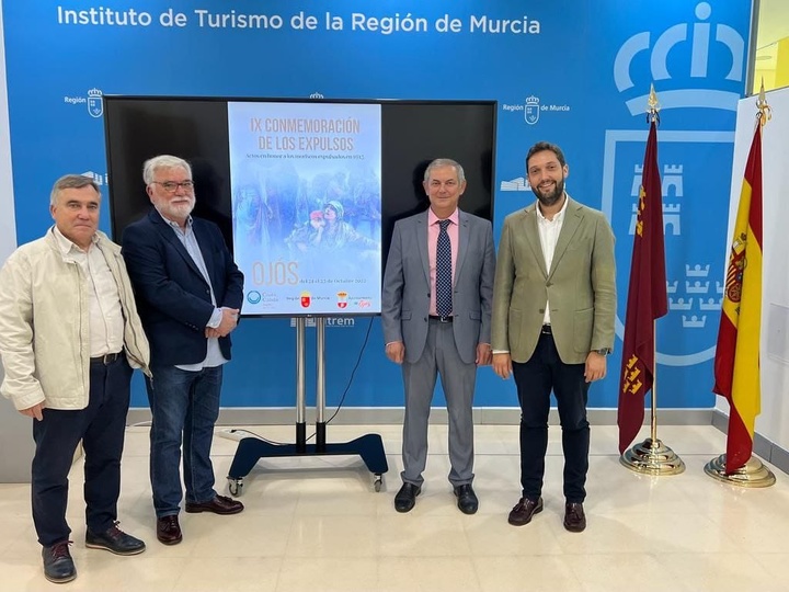 El director del ITREM, Juan Francisco Martínez (1d), el alcalde de Ojós, José Emilio Palazón (2d), Ricardo Montes (1i) y Antonio Salmerón (2i), coordinadores del congreso y de la representación teatralizada.