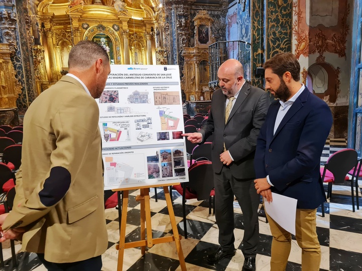 El alcalde de Caravaca de la Cruz, José Francisco García, el director general de Patrimonio Cultural, Pablo Braquehais, y el director del Itrem, Juan Francisco Martínez, en la presentación  del proyecto.