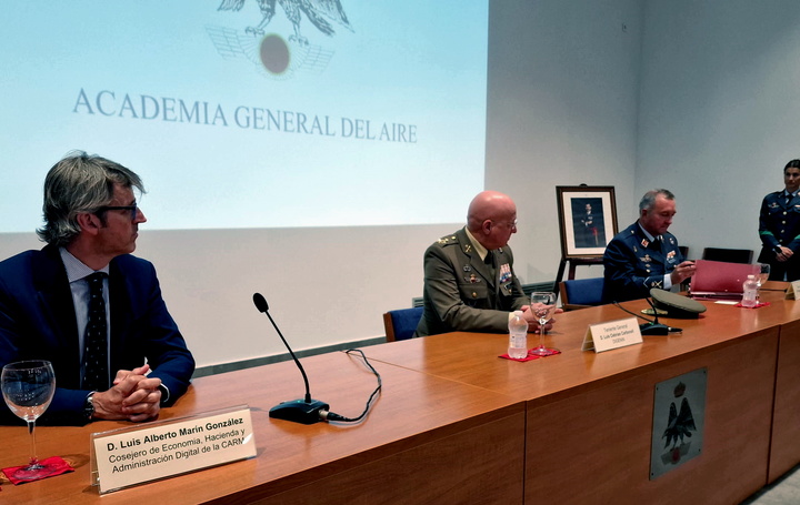 El consejero de Economía, Hacienda y Administración Digital, Luis Alberto Marín, firmó hoy la cesión de los terrenos junto con el representante del Ministerio de Defensa, el general jefe del Mando Aéreo General, el general de División Julio Nieto