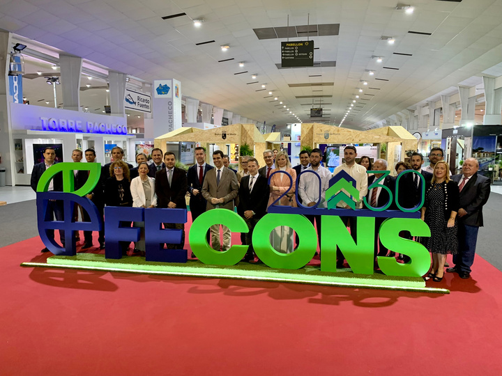 El consejero de Fomento e Infraestructuras, José Ramón Díez de Revenga, durante la inauguración y visita a la Feria FECONS