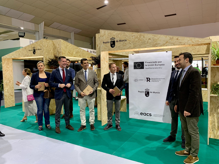 El consejero de Fomento e Infraestructuras, José Ramón Díez de Revenga, durante la inauguración y visita a la Feria FECONS (1)