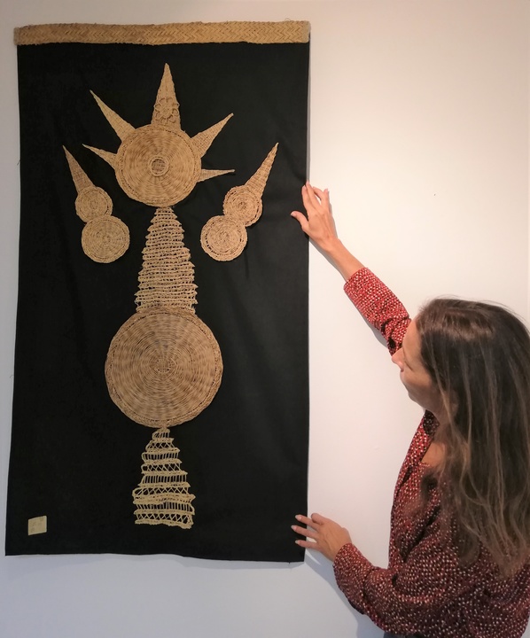 Eulalia Martínez Tomás, Laly Bélula, con una de sus obras.