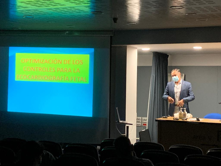 El jefe de sección de Ginecología y Obstetricia del Hospital de Yecla, el doctor José Quesada, coordina la formación a profesionales de otras áreas de Salud (2)