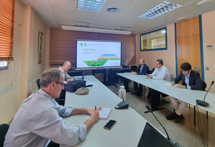 El director del INFO, Joaquín Gómez, se reunió con el responsable del departamento de Agricultura y Agroindustria del Banco Africano de Desarrollo, Fernando Ledo, y un grupo de exportadores de tecnología agrícola de la Región.