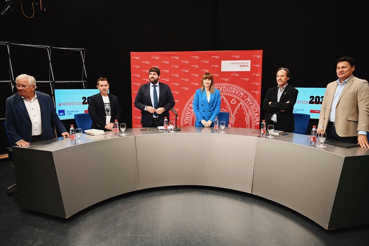 López Miras inaugura una jornada sobre el futuro del periodismo y muestra su apoyo a un sector "riguroso y capacitado"