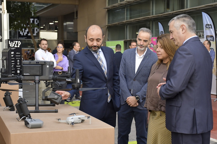 El director del INFO, Joaquín Gómez, visitó los stands del Día de la Persona Emprendedora 2022, en el que participaron más de 2.000 personas