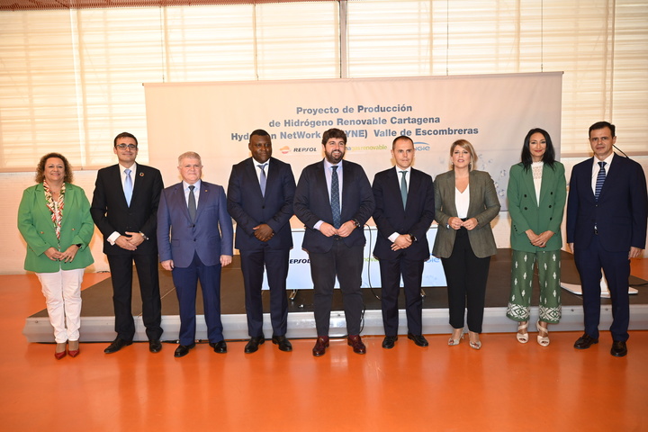 López Miras asiste a la presentación del proyecto de planta de hidrógeno renovable en Cartagena (3)