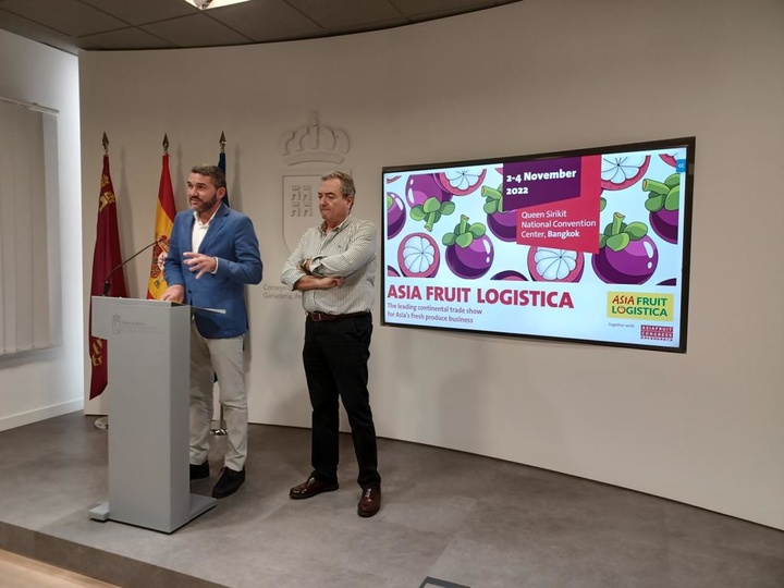 El consejero Antonio Luengo, y el presidente de Apoexpa, Joaquín Gómez, durante la presentación de la presencia de la Región en Asia Fruit Logistica.