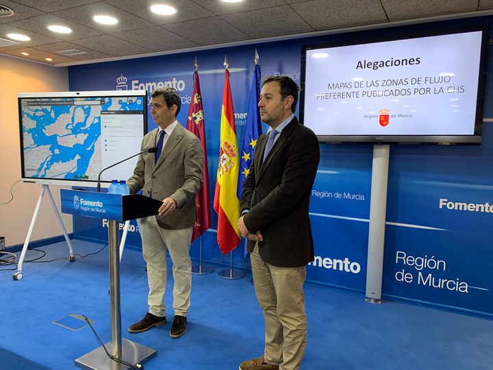 El consejero de Fomento e Infraestructuras, José Ramón Díez de Revenga, acompañado por el director general de Territorio y Arquitectura, Jaime Pérez Zulueta, presenta las alegaciones a los mapas de flujo preferente publicados por la CHS