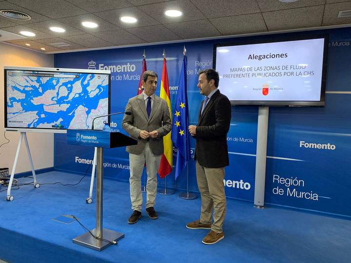 El consejero de Fomento e Infraestructuras, José Ramón Díez de Revenga, acompañado por el director general de Territorio y Arquitectura, Jaime Pérez Zulueta, presenta las alegaciones a los mapas de flujo preferente publicados por la CHS (1)