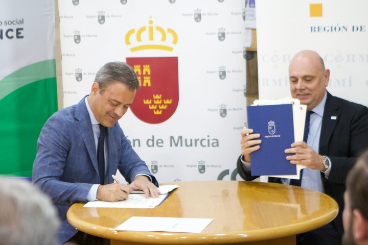 El consejero de Presidencia, Turismo, Cultura y Deportes, Marcos Ortuño, y el presidente de Cermi, Pedro César Martínez, firman el convenio de colaboración.