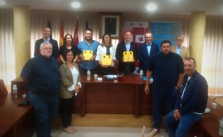 Los municipios más recicladores en el contenedor amarillo reciben los premios  promovidos por la Comunidad y Ecoembes