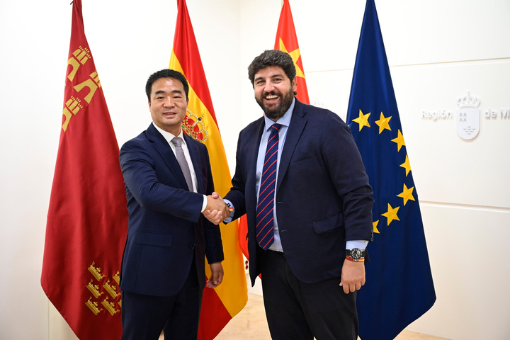 El presidente de la Región de Murcia, Fernando López Miras, se reunió en el Palacio de San Esteban con el CEO de Huawei España, Eric Li.