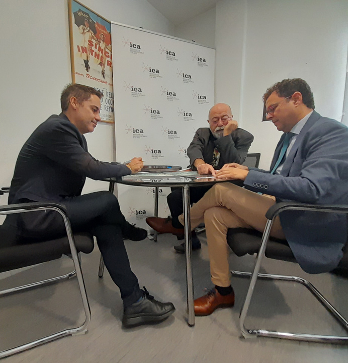 El director general del ICA, Manuel Cebrián (1d), el profesor de la UMU, Joaquín Cánovas, y el coordinador de la Filmoteca, Ángel Cruz (1i), en la reunión de hoy preparatoria de las jornadas dedicadas al cine y el patrimonio cultural.