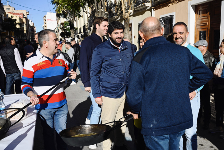 López Miras asiste a la tradicional fiesta de las 'gachasmigas populares' de Yecla (1)