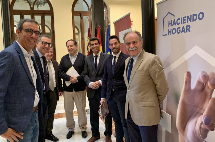 El consejero de Fomento e Infraestructuras, José Ramón Díez de Revenga, y el rector de la Universidad de Murcia, José Luján, durante la presentación del `Estudio sobre la demanda de vivienda en la Región de Murcia´