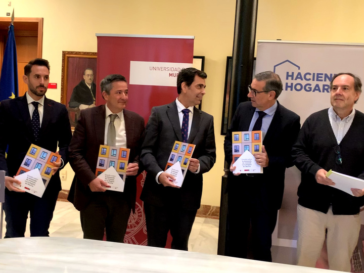 El consejero de Fomento e Infraestructuras, José Ramón Díez de Revenga, y el rector de la Universidad de Murcia, José Luján, durante la presentación del `Estudio sobre la demanda de vivienda en la Región de Murcia´ (1)