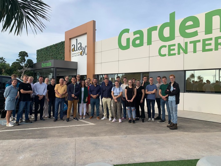 Profesores y alumnos de jardinería holandeses visitan 'Ala 30', empresa premiada con el Garden Magazine de plata