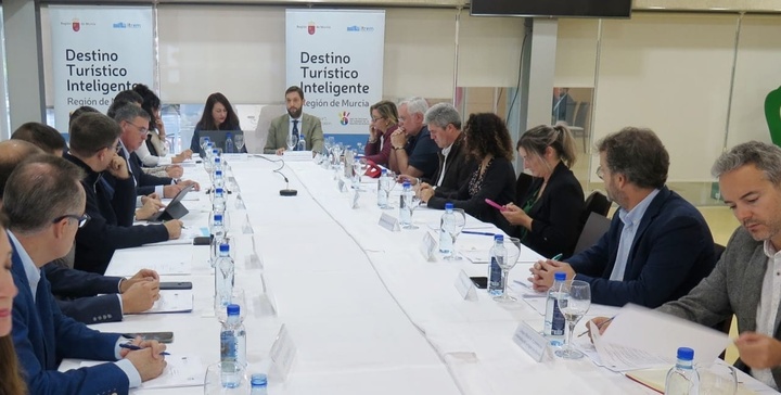 Reunión de la Mesa de Destinos Turísticos Inteligentes (DTI) de la Región de Murcia, esta mañana, en la sede del Itrem.