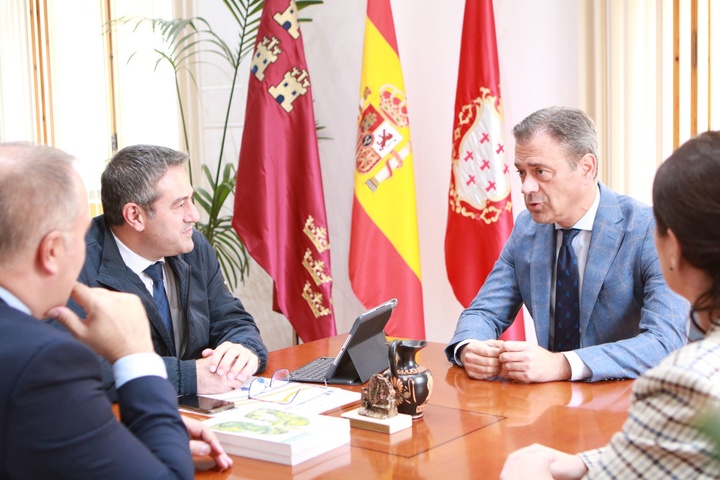 Reunión del consejero de Presidencia, Turismo, Cultura y Deportes, Marcos Ortuño, y el alcalde de Alcantarilla, Joaquín Buendía, en el Ayuntamiento.