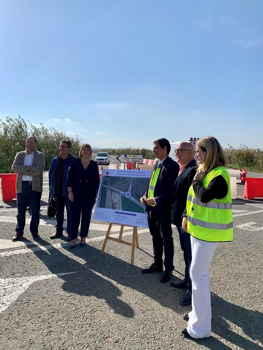 El consejero José Ramón Díez de Revenga, la alcaldesa Noelia Arroyo, junto con los representantes vecinales, en la presentación de las obras de la nueva rotonda acceso a las poblaciones de El Carmolí y Los Urrutias, en Cartagena