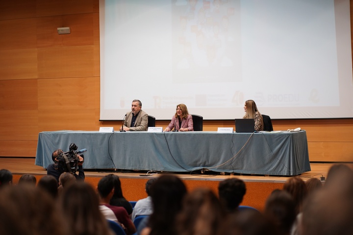 La consejera de Educación, María Isabel Campuzano, da la bienvenida a los auxiliares de conversación que participarán en el curso escolar 2022-23