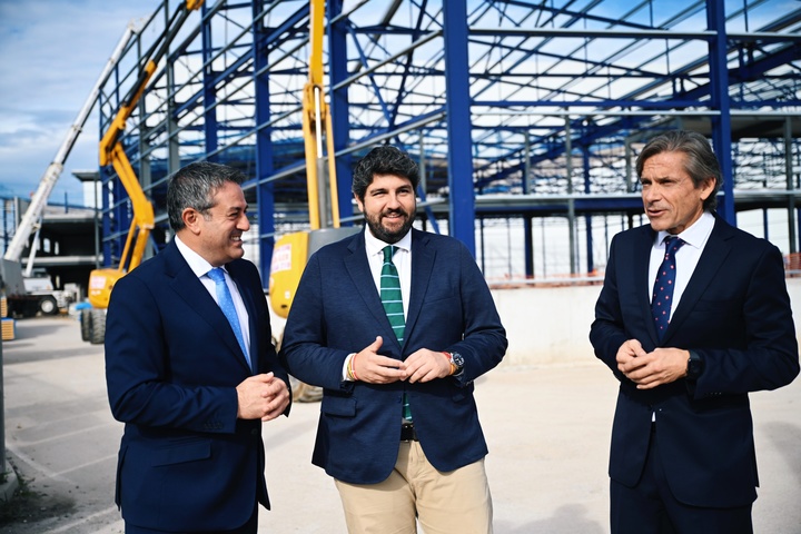 López Miras visita las instalaciones de Hero España en Alcantarilla, coincidiendo con el centenario de la llegada de esta empresa a la localidad (2)