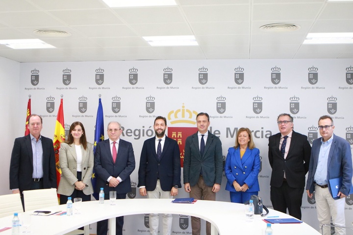 El consejero de Presidencia, Turismo, Cultura y Deportes, Marcos Ortuño, y el director del Itrem, Juan Francisco Martínez, junto con los representes de las tres universidades firmantes de los protocolos.