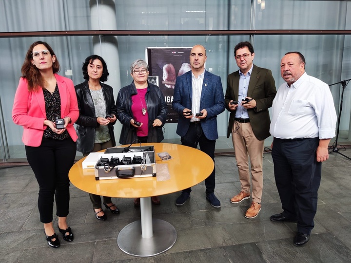 El director del ICA, Manuel Cebrián, y el alcalde de Molina de Segura, Eliseo García, acompañados de otros representantes del Ayuntamiento, junto a los auriculares de audiodescripción que se utilizarán en las obras.