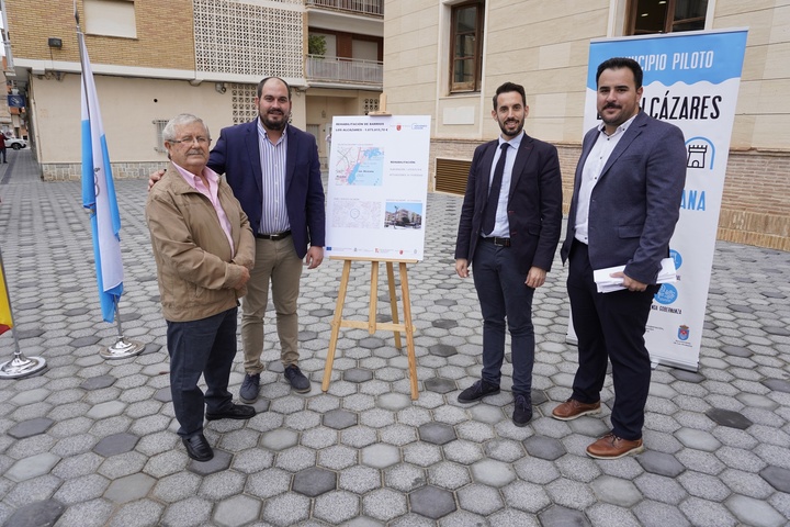 El director general de Vivienda, José Francisco Lajara, junto con el alcalde de Los Alcázares, Mario Cervera, presenta el acuerdo sobre el programa de ayudas europeo para la rehabilitación del casco urbano de la localidad