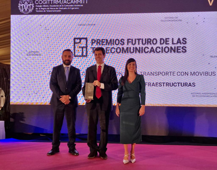 El nuevo sistema de movilidad regional, Movibus, recibió ayer el galardón a la digitalización del transporte en los VI Premios Futuro de las Telecomunicaciones (1)