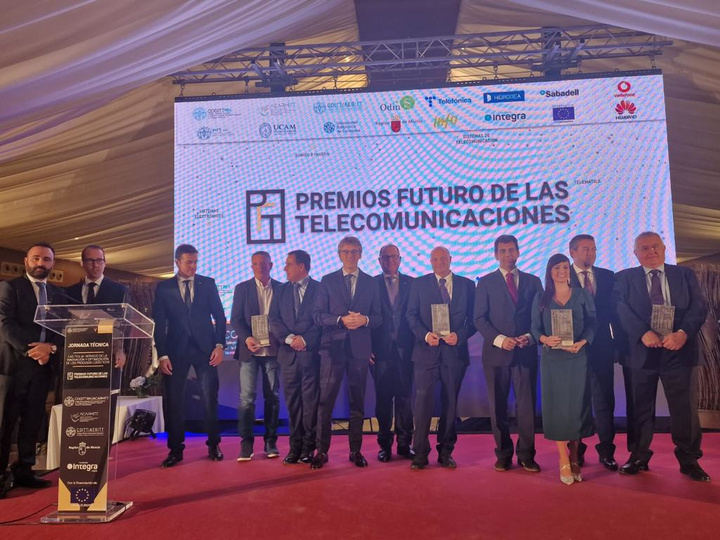 El nuevo sistema de movilidad regional, Movibus, recibió ayer el galardón a la digitalización del transporte en los VI Premios Futuro de las Telecomunicaciones (2)