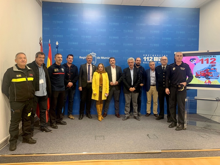 Representantes de todos los cuerpos implicados en la atención de emergencias, durante la presentación de la campaña 'Conoce el 112'.