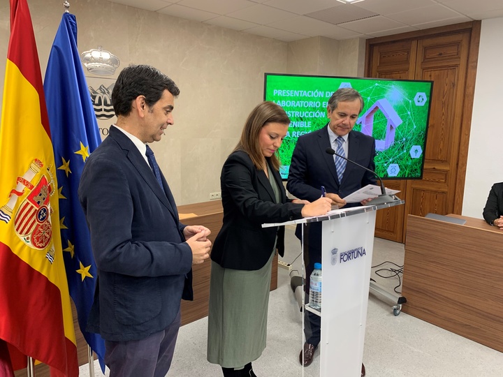 El consejero de Fomento e Infraestructuras, José Ramón Díez de Revenga, la alcaldesa de Fortuna, Catalina Herrero, y el presidente del Centro Tecnológico de la Construcción (CTCON), Antonio Navarro, presentan el convenio para el desarrollo de un laboratorio de construcción sostenible en la localidad (1)