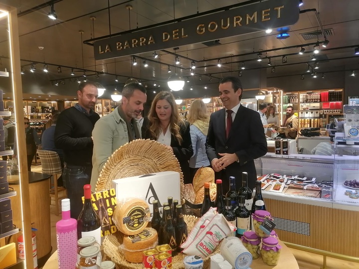 La directora general de Consumo y Artesanía, Sonia Moreno, presentó los productos artesanos de la Región que estarán en espacio gastronómico Club Gourmet de El Corte Inglés de Murcia.