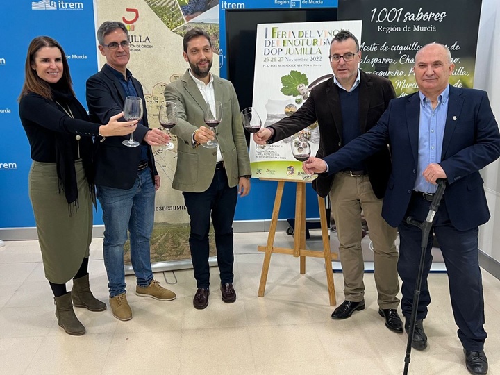 Mónica Meroño, directora del CCT, Silvano García, presidente de la DO Vino de Jumilla, Juan Francisco Martínez, director del Itrem, José Arturo Castellano, presidente de la Ruta del Vino de Jumilla, y Juan Gil, concejal de este ayuntamiento.