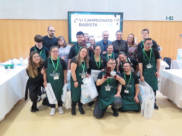 Diez usuarios de Assido demuestran su maestría en el VI concurso de Barista Down del CCT