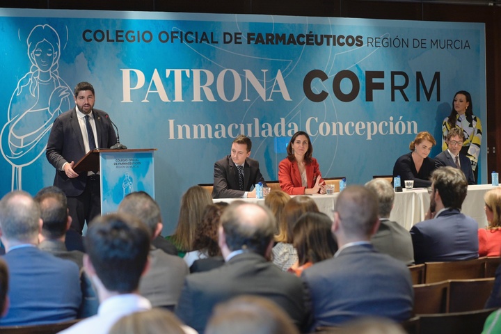 López Miras agradece la "vocación de servicio" de los farmacéuticos y su "gran contribución" para garantizar el Estado de Bienestar (2)